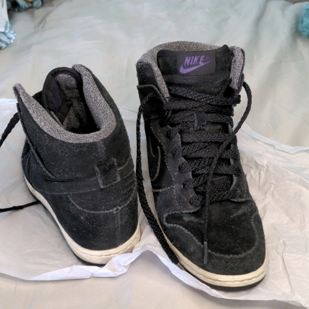 Women sky high Nike discontinued collectors